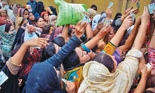 பணவீக்கத்தில் தத்தளிக்கும் பாகிஸ்தான்- அத்தியாவசிய தேவைகளுக்கு அல்லல்படும் மக்கள்