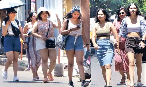 புதுவையில் சுற்றுலா பயணிகள் வருகையால் களைகட்டிய கடற்கரை