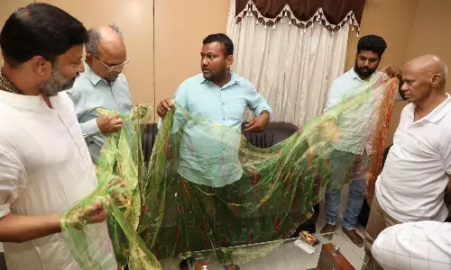 தீப்பெட்டியில் அடங்கக்கூடிய புடவை- பத்மாவதி தாயாருக்கு பக்தர் வழங்கினார்