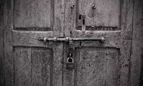 நீரேற்று பாசன சங்க நிர்வாகிகளை அறையில் அடைத்து வைத்த விவசாயிகள்- தண்ணீர் விடாததால் ஆத்திரம்