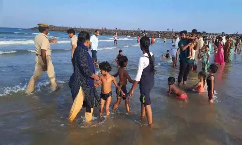 காரைக்கால் கடற்கரையில் குவிந்த சுற்றுலாபயணிகள்:  கடலில் குளிக்கவிடாமல் அப்புறப்படுத்தியத்திய போலீசார்