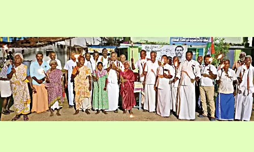 காங்கிரஸ் கட்சியினர் தீப்பந்தம் ஏந்தி ஆர்ப்பாட்டம்