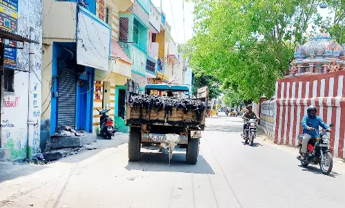 சாலைகளில் குப்பைகளை சிதறவிட்டு செல்லும் மாநகராட்சி லாரிகள்