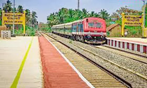 வாராந்திர ரெயில்கள் பேராவூரணியில் நின்று செல்ல வேண்டும்