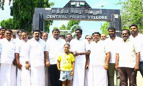 வேலூர் ஜெயிலில் அடைக்கப்பட்டுள்ள அ.தி.மு.க. நிர்வாகியுடன் பிரமுகர்கள் சந்திப்பு