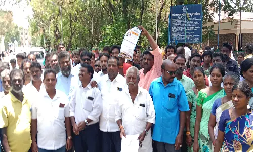 அம்பேத்கர் படம் வரைய அதிகாரிகள் எதிர்ப்பு