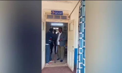 முதியவரை திட்டி வெளியேற்றிய ஊழியர்