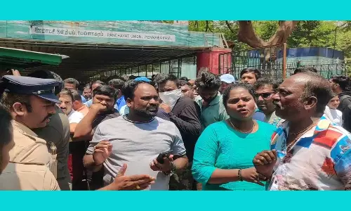 ஒகேனக்கல்லில் பரிசலில் செல்ல மறைமுக கட்டணம் வசூலிப்பதை தடுக்க வேண்டும்- சுற்றுலா பயணிகள் கோரிக்கை