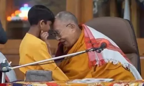நாக்கை நீட்டி சிறுவனை முத்தமிடச் சொன்ன விவகாரம்... மன்னிப்பு கேட்டார் தலாய்லாமா