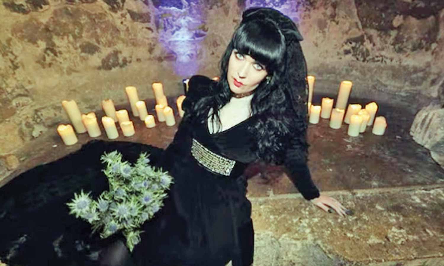 பேயை திருமணம் செய்த பெண் பாடகி