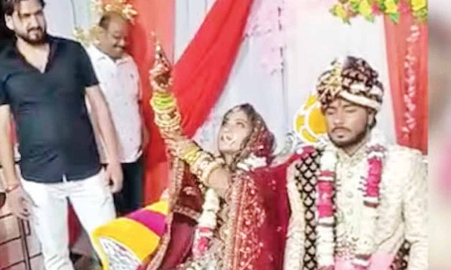 மணமேடையில் வானத்தை நோக்கி துப்பாக்கியால் சுட்ட மணமகள்