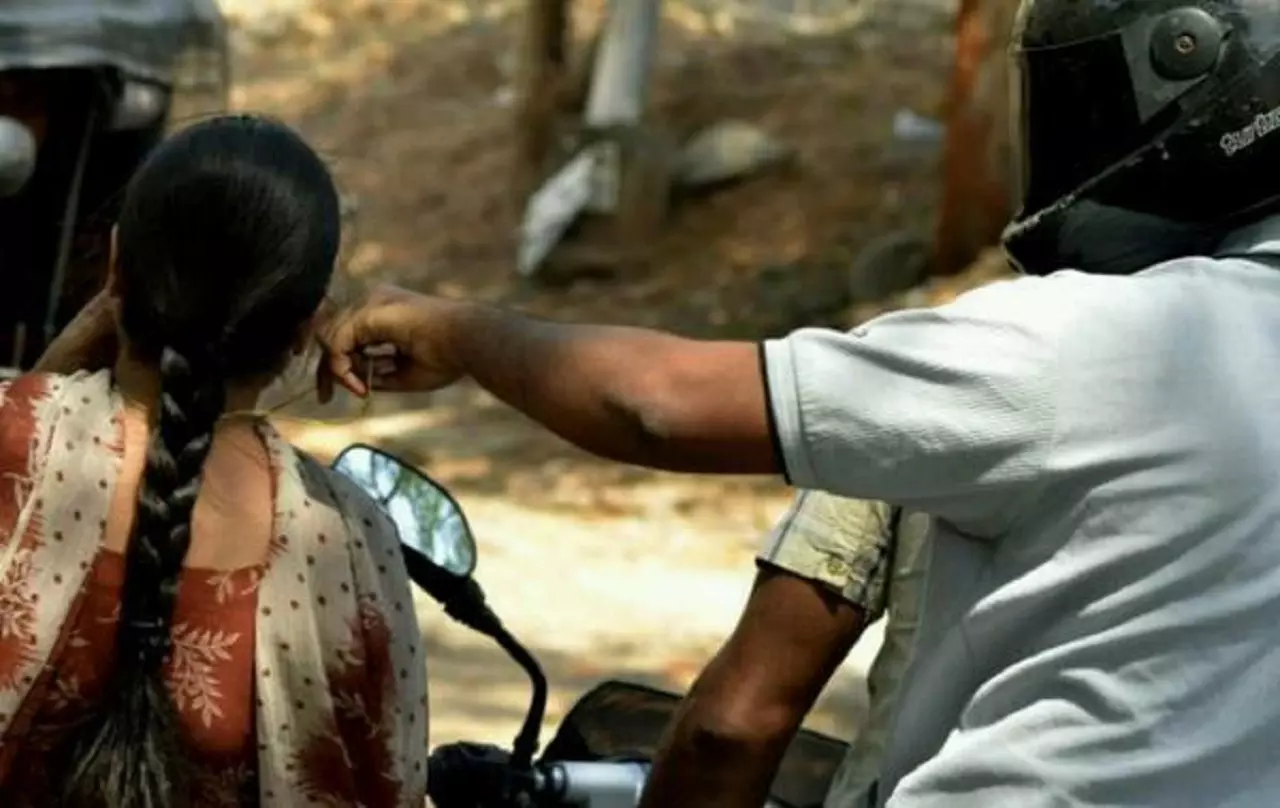 இளம்பெண்ணிடம் தங்க செயின் பறிப்பு