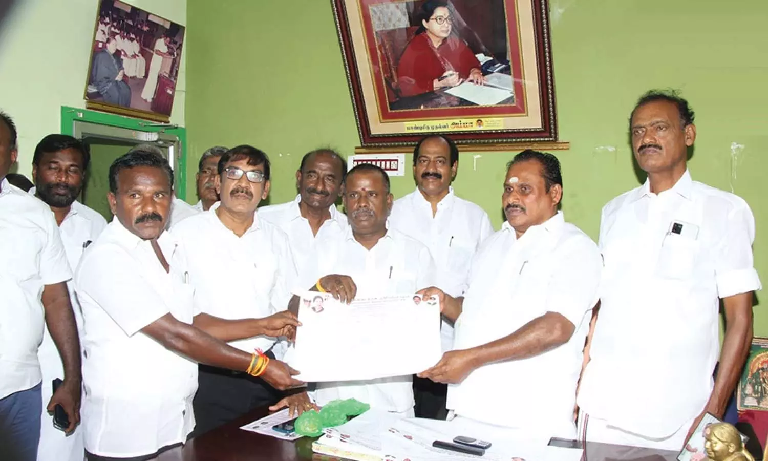 தூத்துக்குடி தெற்கு மாவட்ட அ.தி.மு.க.வினருக்கு உறுப்பினர் படிவம் விநியோகம் தூத்துக்குடி தெற்கு மாவட்ட அ.தி.மு.க.வினருக்கு உறுப்பினர் படிவம் விநியோகம்