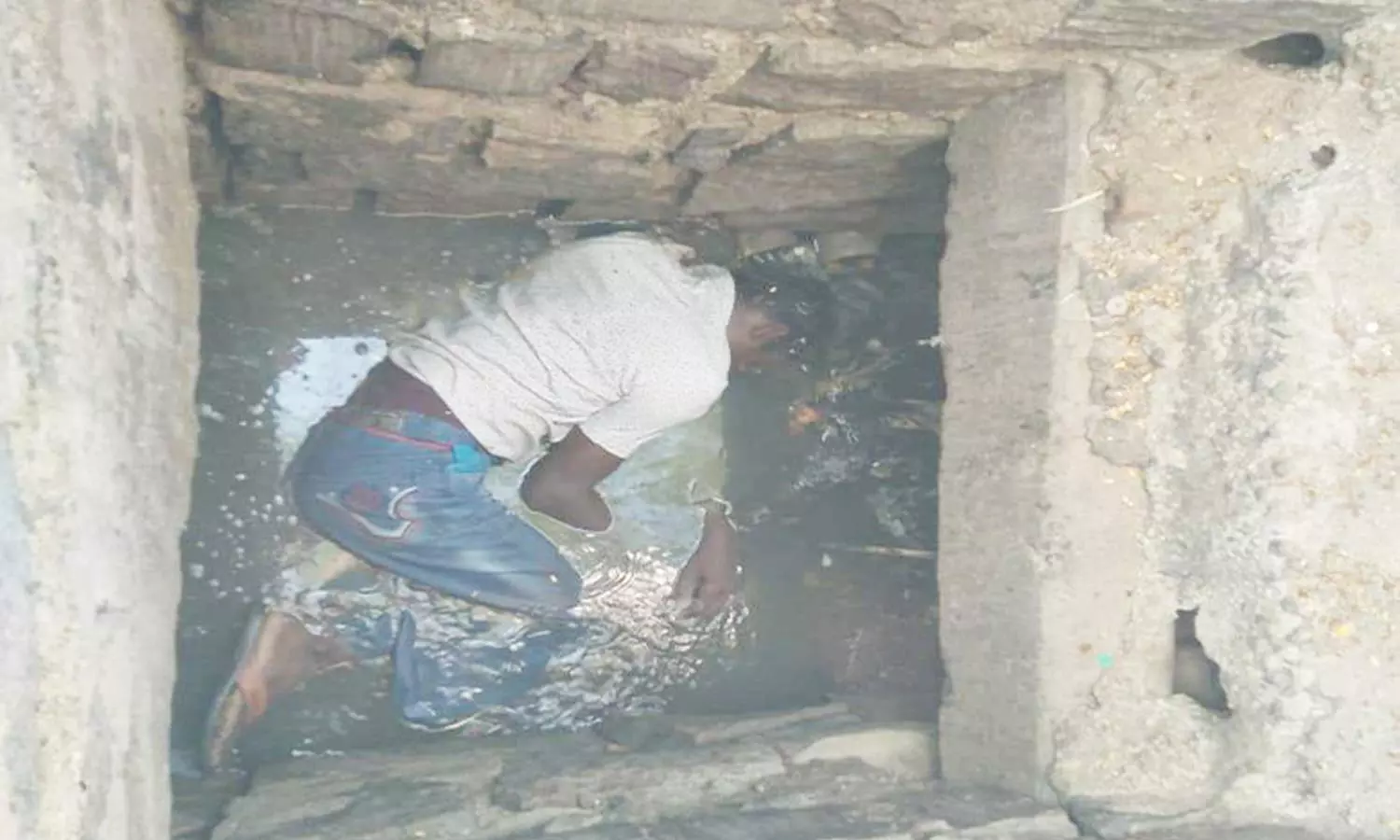 சாக்கடை கால்வாயில் பிணமாக கிடந்தவர் அரக்கோணம் தொழிலாளி சாக்கடை கால்வாயில் பிணமாக கிடந்தவர் அரக்கோணம் தொழிலாளி