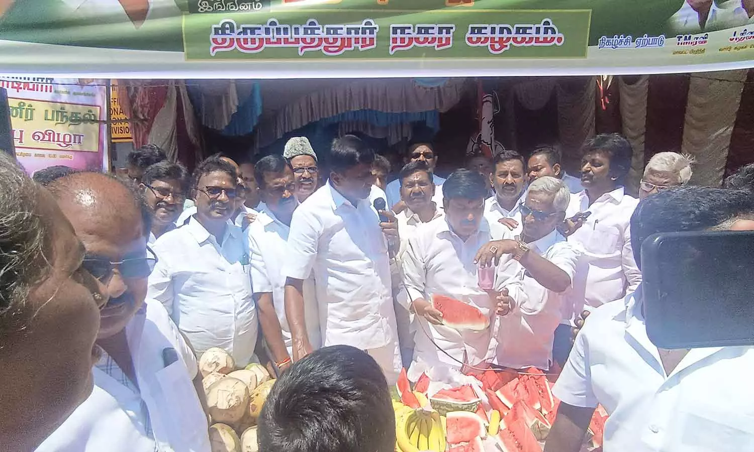 திருப்பத்தூரில் தண்ணீர் பந்தல் திருப்பத்தூரில் தண்ணீர் பந்தல்