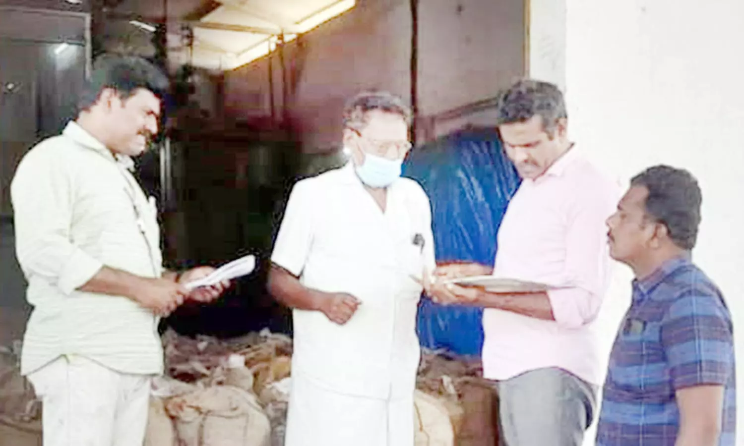 ரைஸ் மில்லில் போலீசார் திடீர் ஆய்வு ரைஸ் மில்லில் போலீசார் திடீர் ஆய்வு