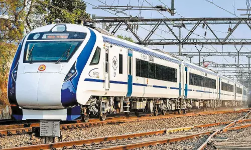 அரக்கோணம் அருகே சென்னை வந்தே பாரத் ரெயில் மீது கல்வீசி தாக்குதல்- போலீசார் கடும் எச்சரிக்கை