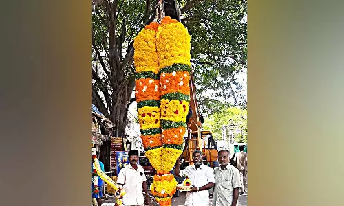 அரை டன் பூக்களை பயன்படுத்தி கட்டப்பட்ட 12 அடி உயர பிரமாண்ட மாலை