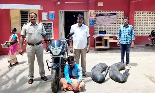 சங்கராபுரம் அருகே லாரி டியூப்களில் சாராயம் கடத்திய வாலிபர் கைது: தப்பியோடியவருக்கு போலீசார் வலை வீச்சு