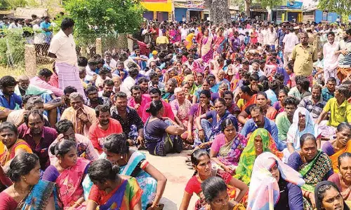 வாலிபர் அடித்துக்கொலை: கொலையாளிகளை கைது செய்யக்கோரி தாசில்தார் அலுவலகம் முற்றுகை