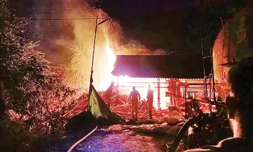 திண்டுக்கல்லில் மரக்கடையில் பயங்கர தீ விபத்து