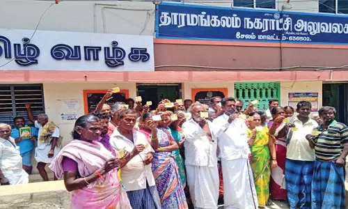 அரசு நிர்ணயம் செய்த கட்டணத்தை வசூலிக்க கோரி வியாபாரிகள் ஆணையாளரிடம் மனு