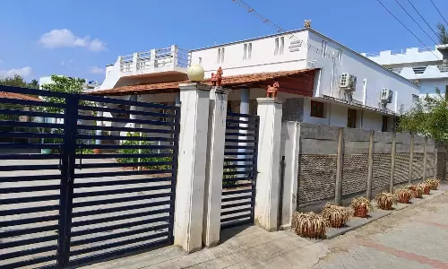 கம்பத்தில் முன்னாள் கலெக்டர் வீட்டின் பூட்டை உடைத்த கொள்ளையர்