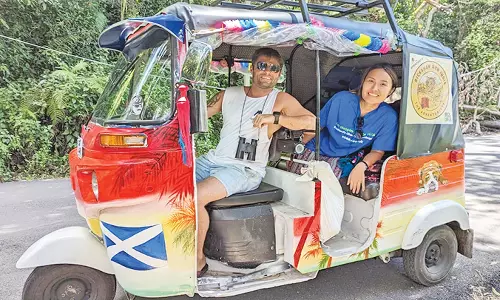 இந்தியா முழுவதும் ஆட்டோவில் சுற்றும் வெளிநாட்டு சுற்றுலா பயணிகள்