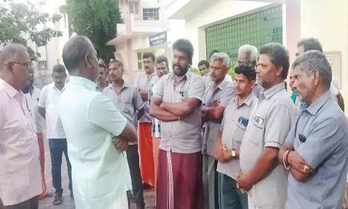 பழனி கோவிலில் ஊதிய உயர்வு கேட்டு தூய்மை பணியாளர்கள் போராட்டம்