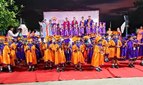 பள்ளி குழந்தைகளுக்கு பட்டமளிப்பு விழா