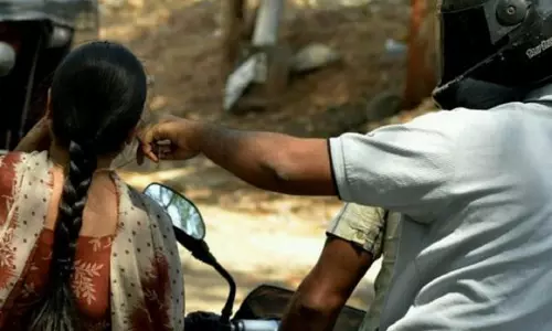 இளம்பெண்ணிடம் தங்க செயின் பறிப்பு