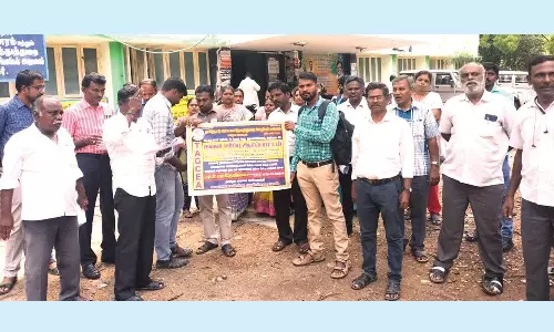 கூட்டுறவுத்துறை ஊழியர் சங்கத்தினர் ஆர்ப்பாட்டம்