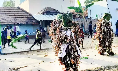 உடலில்  வைக்கோல் பிரி சுற்றி நேர்த்திக்கடன் செலுத்திய பக்தர்கள்