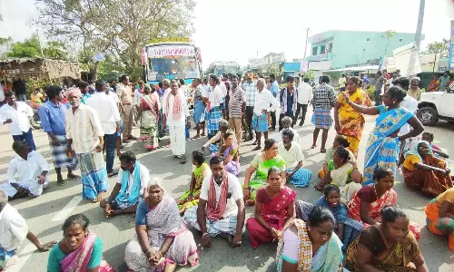 சுடுகாட்டுப் பாதை பிரச்சினையால் பொதுமக்கள் சாலை மறியல்