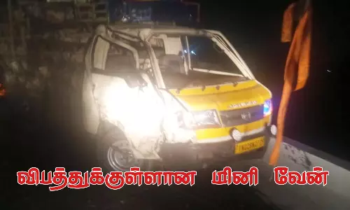 கோழிகளை ஏற்றி சென்ற மினிவேன் மீது பஸ் மோதி விபத்து
