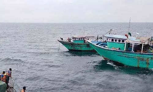 300 விசைப்படகு மீனவர்கள் மட்டுமே மீன்பிடிக்க சென்றனர்