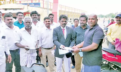 ராதாபுரத்தில் மக்கள் நீதிமன்றம் குறித்து விழிப்புணர்வு துண்டு பிரசுரம்