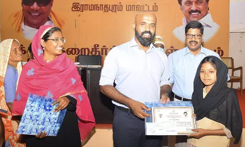 பேச்சு போட்டியில் வெற்றி பெற்ற மாணவிக்கு பரிசு
