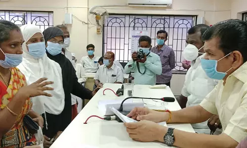 குப்பைகள் கொட்டுவதை தடுக்க நயினார்குளத்தில் கம்பி வேலி அமைக்க வேண்டும்- மேயரிடம் மனு