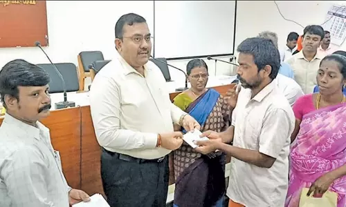 தென்காசியில் மக்கள் குறைதீர்க்கும் நாள் கூட்டத்தில் 13 பயனாளிகளுக்கு நலத்திட்ட உதவிகள்