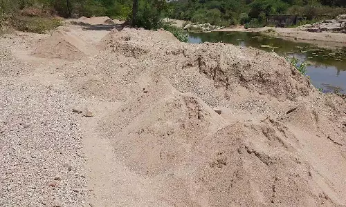 உத்திரகாவேரி ஆற்றில் 20 கி.மீ தூரத்திற்கு மணல் கொள்ளை