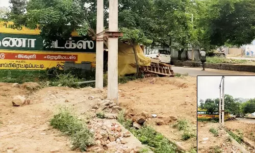 கழிவு நீர் கால்வாயில் அமைத்த புதிய டிரான்ஸ்பார்மர்