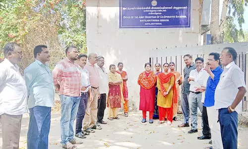 மயிலாடுதுறையில், கூட்டுறவு ஊழியர் சங்கத்தினர் ஆர்ப்பாட்டம்