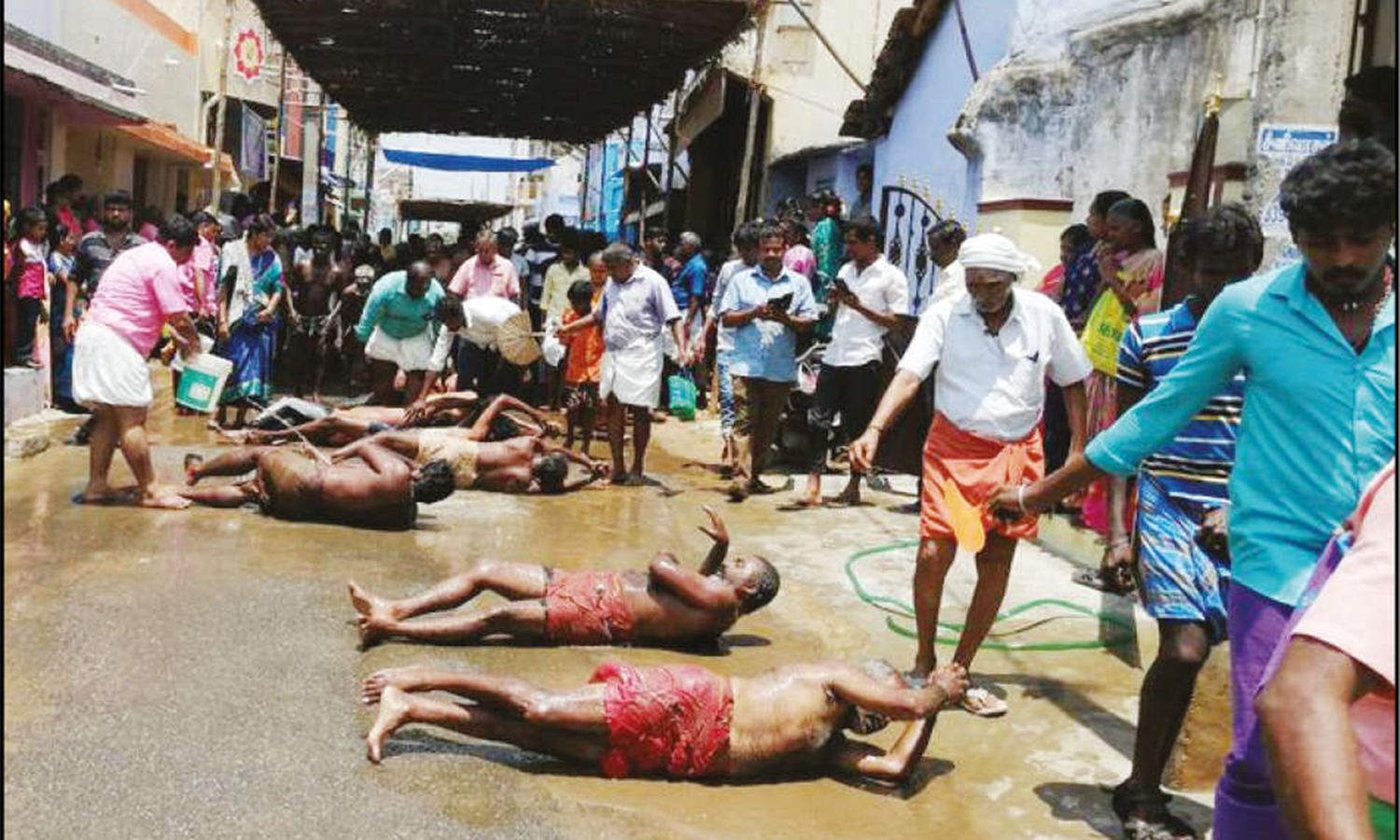 கல்லிடைக்குறிச்சி அகஸ்தீஸ்வரர் கோவிலில் அங்கப்பிரதட்சணம் செய்து பக்தர்கள் வழிபாடு