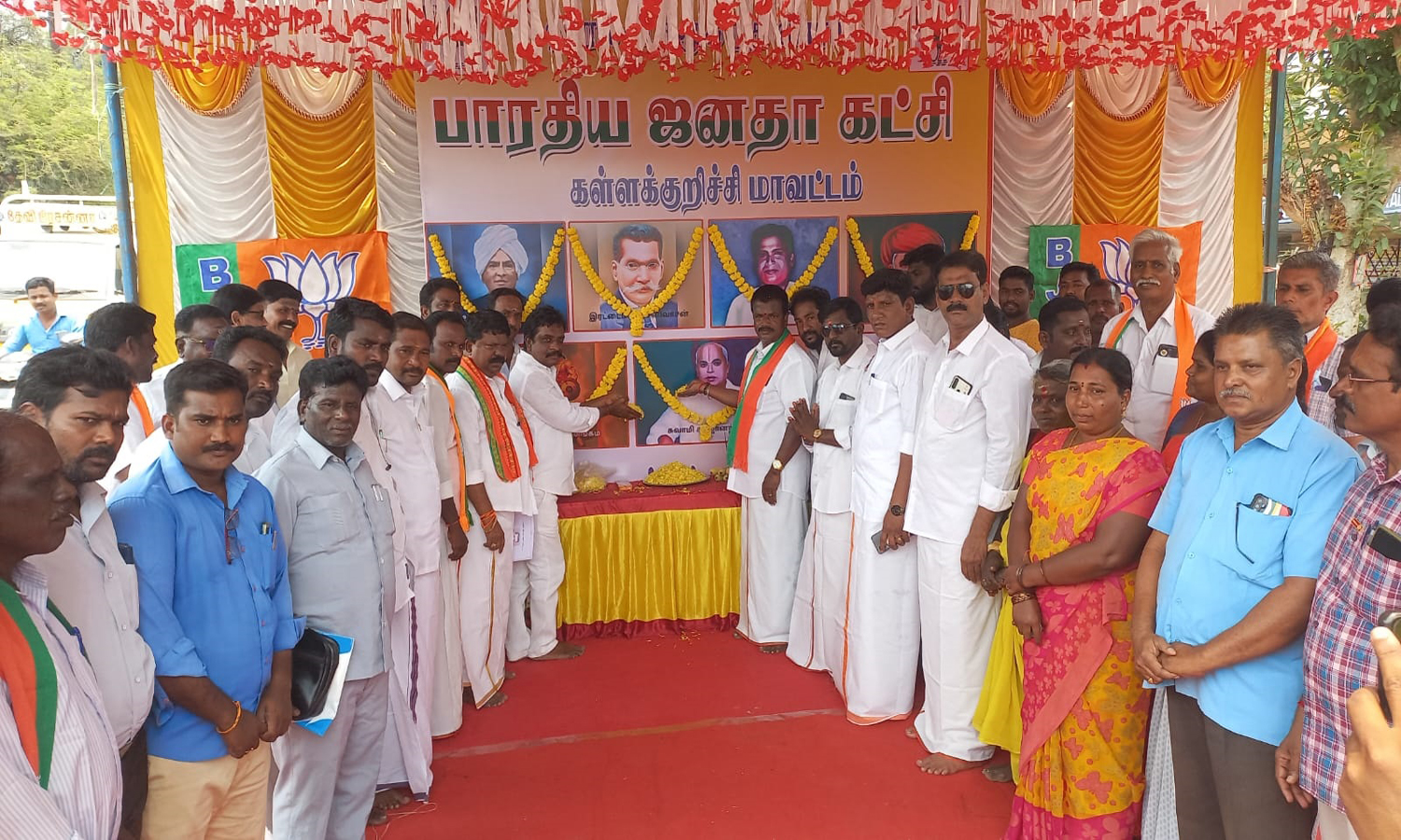 கள்ளக்குறிச்சி பா.ஜ.க. சார்பில்  சமூகநீதி தலைவர்களின் படங்களுக்கு மலர்தூவி அஞ்சலி