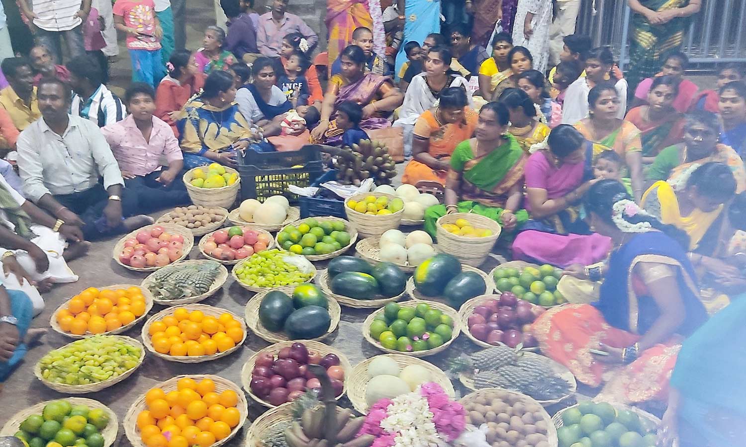 சுவாமிமலை சுவாமிநாதசாமி கோவிலில் திருமண சீர்வரிசை வழங்கும் விழா- திரளாக பக்தர்கள் பங்கேற்பு