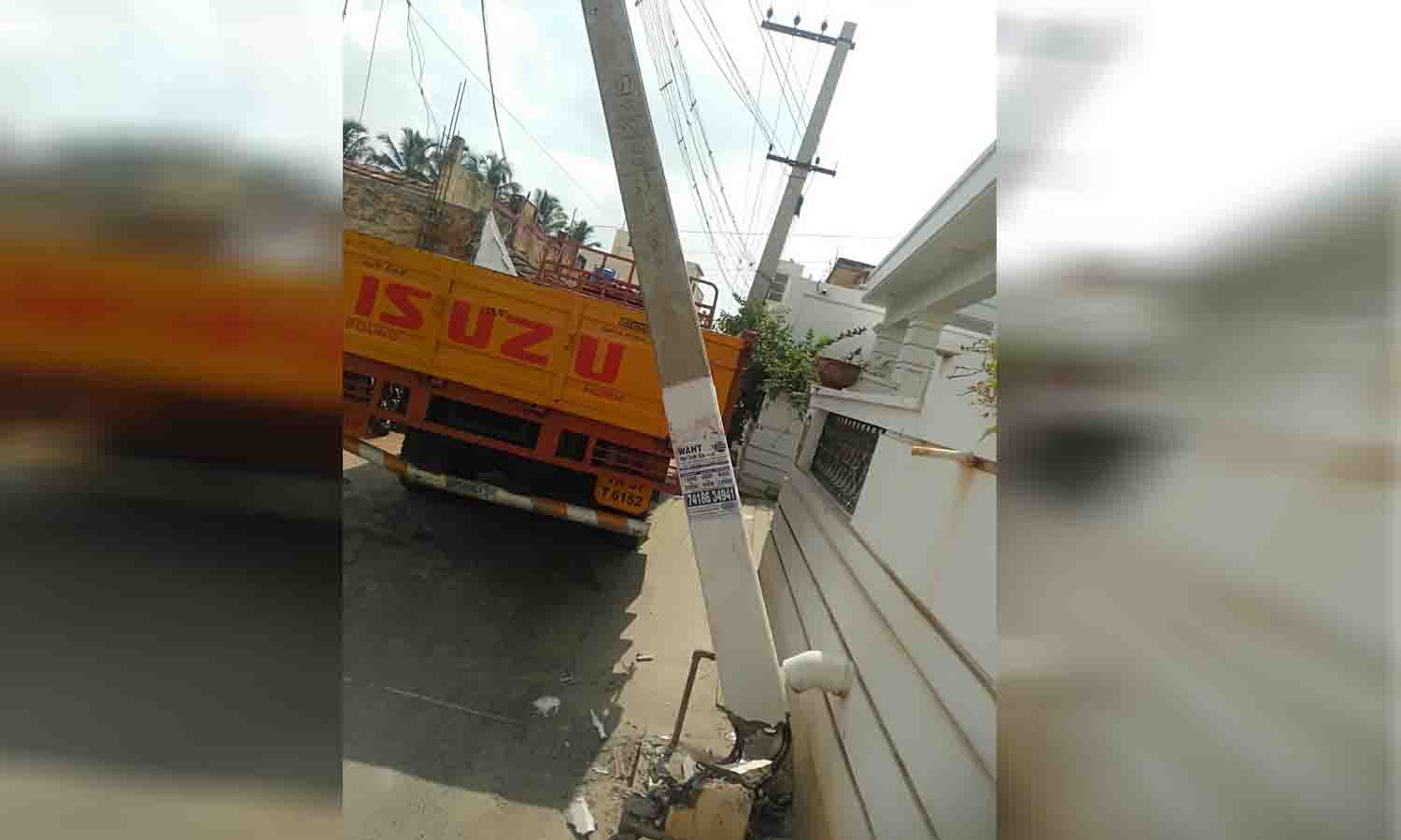 பல்லடத்தில் சரக்கு வேன் மோதி உடைந்த மின் கம்பம் மின்தடையால் பொதுமக்கள் அவதி