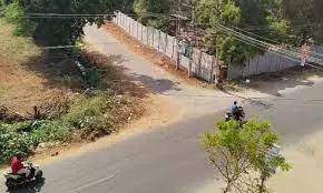 நெல்லிக்குப்பத்தில்  பரபரப்பு:   சாலை விரிவாக்க பணியை  தடுத்து நிறுத்திய  பொதுமக்கள்