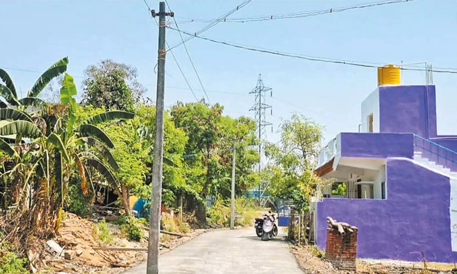காஞ்சிபுரத்தில் மின்கம்பம் அகற்றப்படாமல் தார் சாலை அமைப்பு