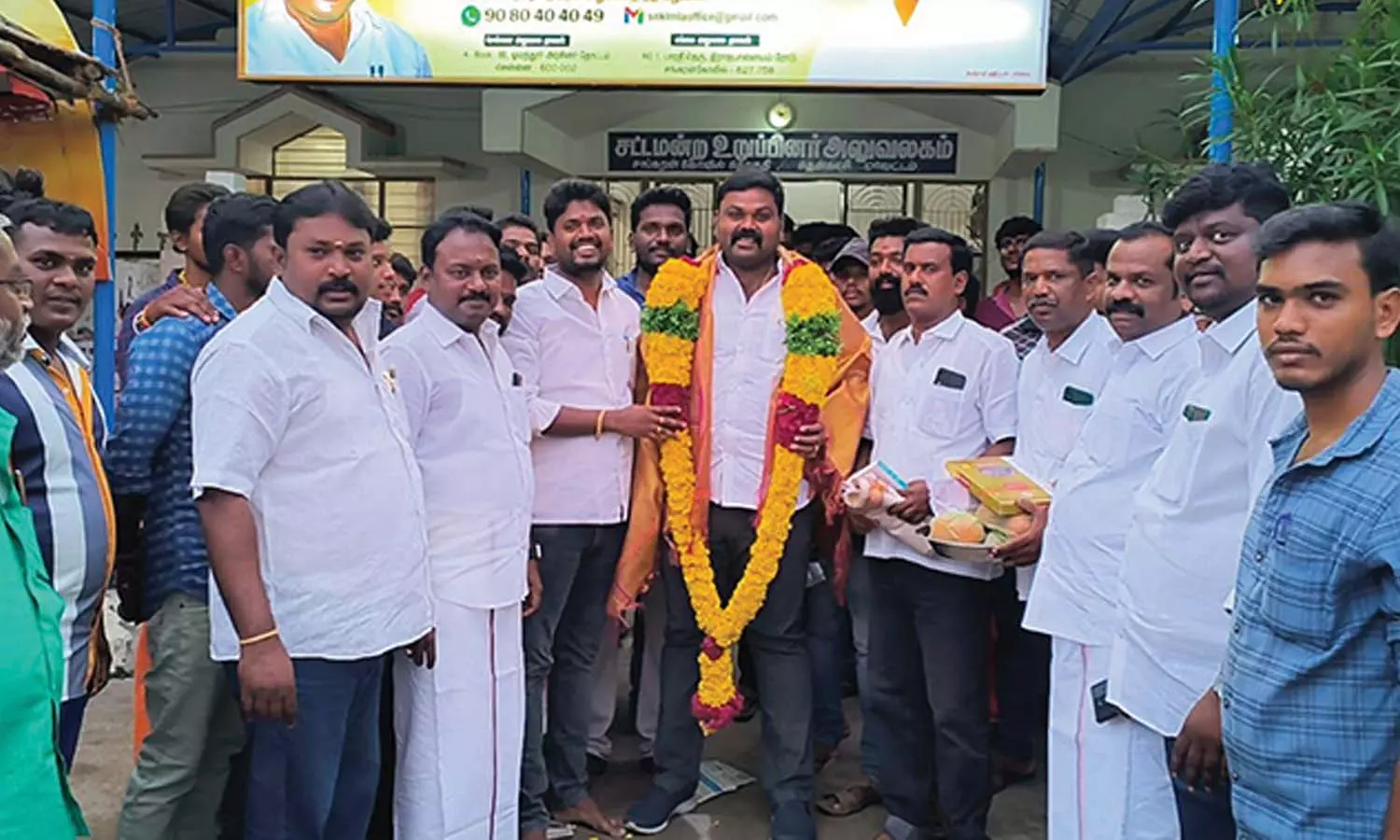 ராஜா எம்.எல்.ஏ.விடம் வாழ்த்து பெற்ற தி.மு.க. விளையாட்டு மேம்பாட்டு அணி நிர்வாகிகள் ராஜா எம்.எல்.ஏ.விடம் வாழ்த்து பெற்ற தி.மு.க. விளையாட்டு மேம்பாட்டு அணி நிர்வாகிகள்